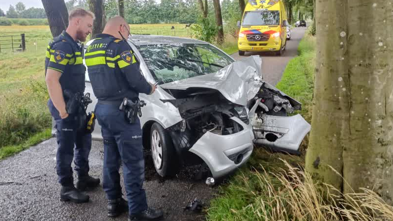 Automobilist Botst Frontaal Op Boom Bij Halle