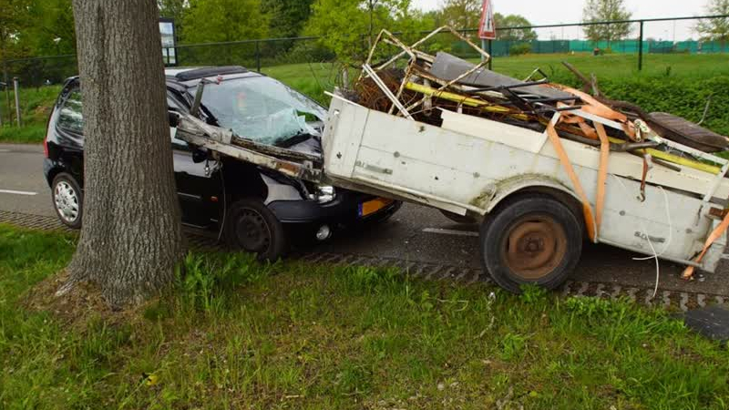 Losgeschoten Aanhanger Knalt Op Auto