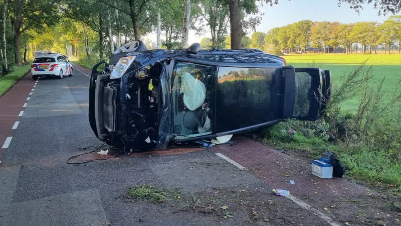 Automobilist Wijkt Uit Voor Hond En Eindigt Op Zij