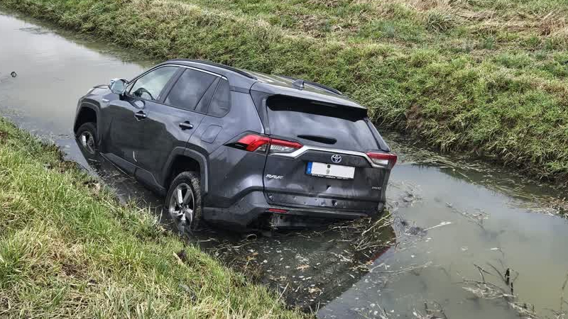 Poolse Automobilist Komt In De Sloot Terecht Bij Gendringen