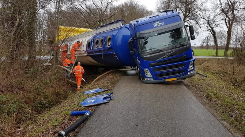 Vrachtwagen Gekanteld In Sloot In Rekken