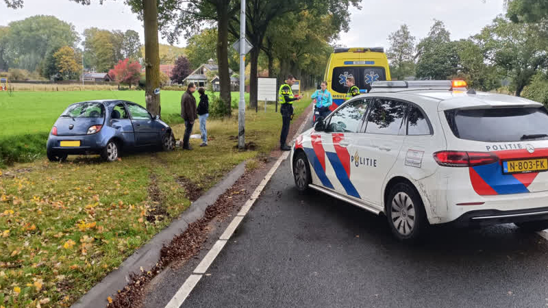 Auto Belandt In Berm Bij Eenzijdig Ongeval In Doetinchem - REGIO8 - Oozo.nl