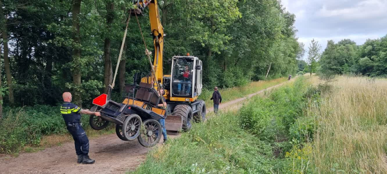 Paard En Wagen In Sloot Bij Winterswijk 6429