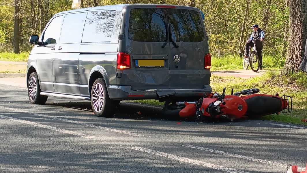 Motorrijder Gaat Onderuit En Botst Op Busje In Zeddam