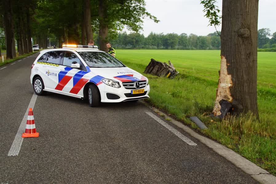 Busje Belandt In Sloot Na Eenzijdig Ongeval